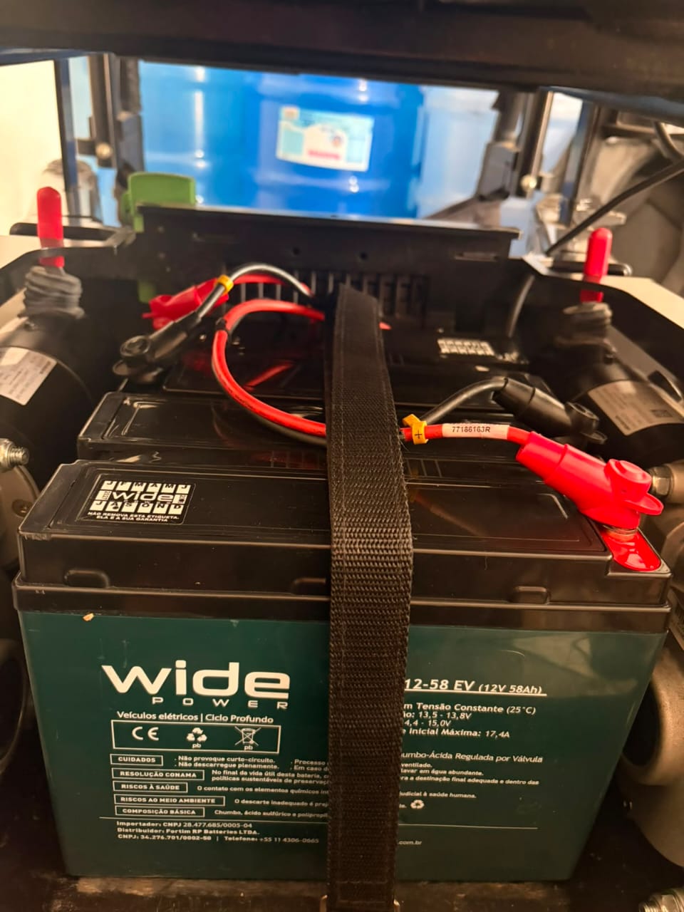 Bateria Wide Power 12V 58Ah instalada com cabos conectados