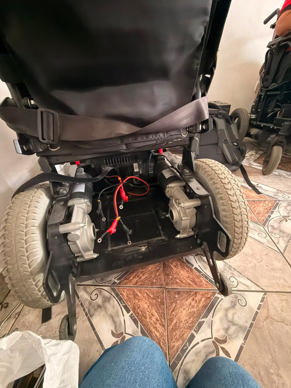 Parte traseira de cadeira motorizada com motores e rodas