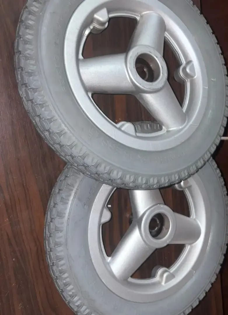Par de rodas com pneu e aro de metal prateado, prontas para uso