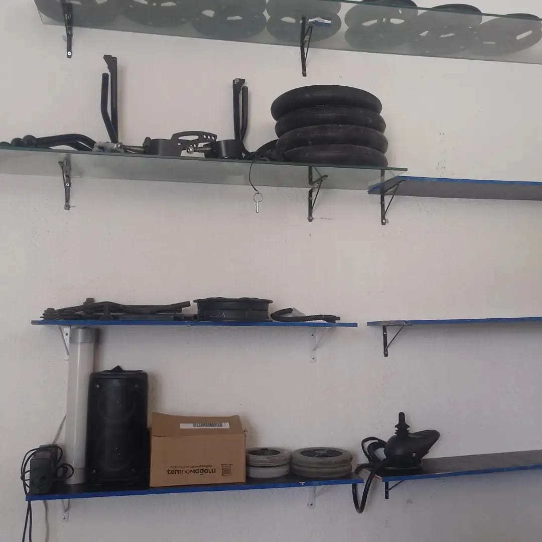 Peças, câmaras de ar e acessórios na prateleira da oficina