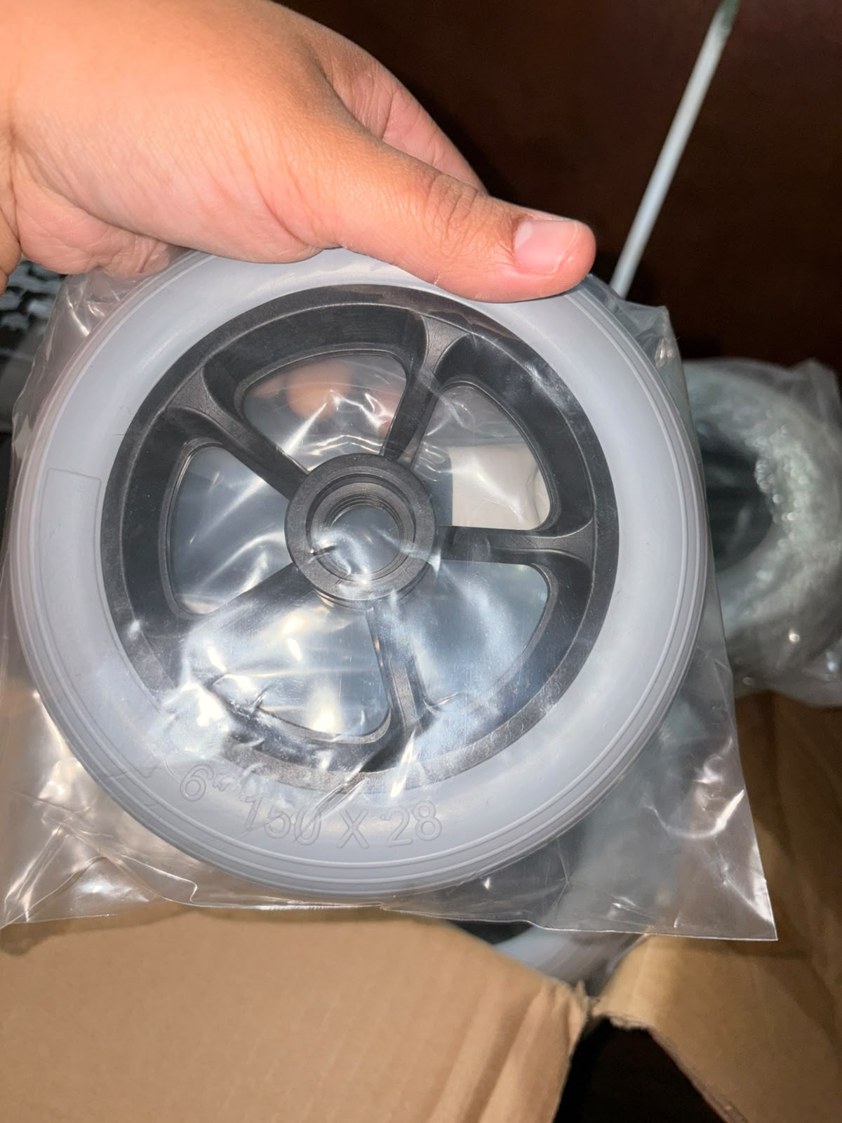 Roda dianteira 150 x 28 nova, embalada, à venda